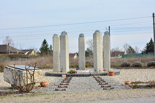 Памятник в честь погибших в трудовом лагере Штрасхоф 