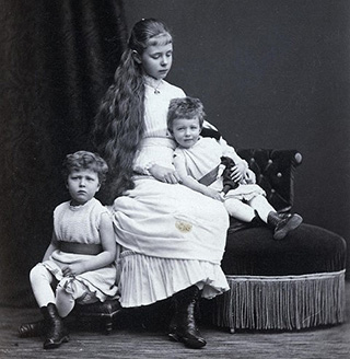Амалия с младшими сестрами 
