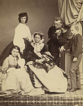 Герцогиня Людовика с сыновьями и дочерьми Матильдой и Софи 