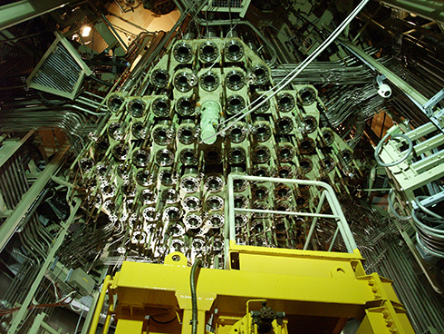 Механизм управления стержнями на дне резервуара высокого давления внутри реактора