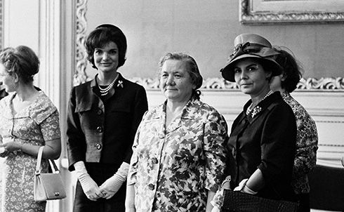 Жаклин Кеннеди и Нина Хрущева на саммите в Вене 