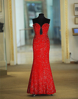красное платье Escada